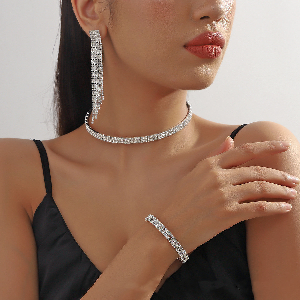 Elegant Diamond-Studded Fashion Choker Necklace