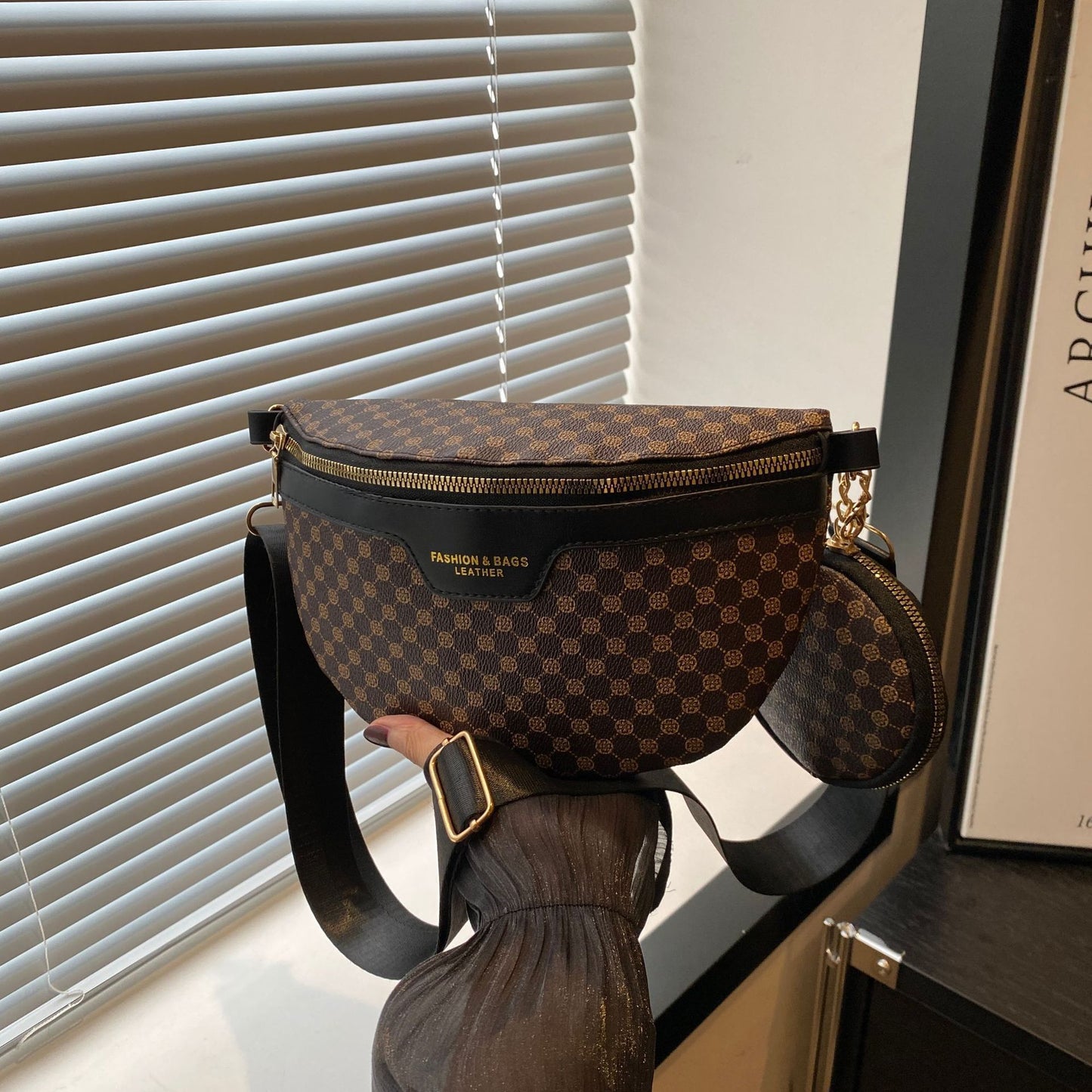 European & American Style Retro Print Crossbody Bag – Portable & Stylish