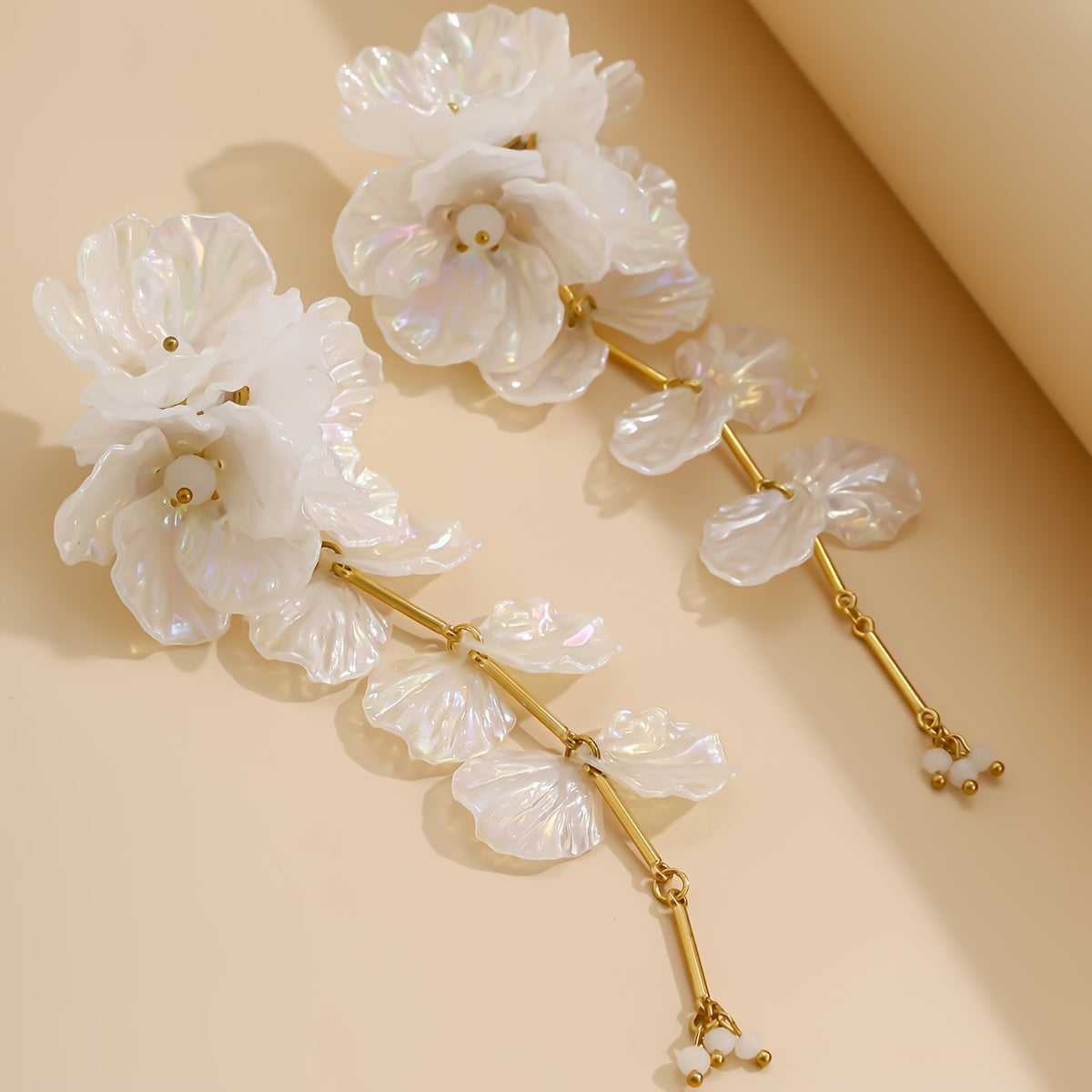 2pcs Simple Elegant White Pearl Shell Flower Earrings